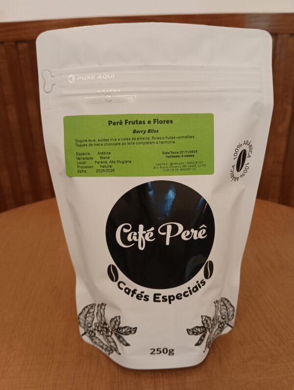 Café especial Perê Frutas e Flores (Berry Bliss): grãos Arábica do Paraná, Alta Mogiana. Notas de ameixa, flores e frutas vermelhas.
