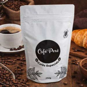 Café Perè: Grãos de café especiais, embalagem de 250g, com xícara, croissant e moedor ao fundo.