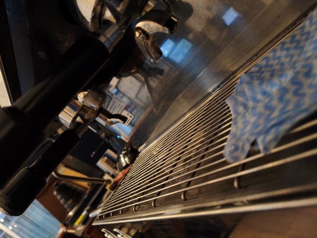 Foto em diagonal da maquina de espresso, mostrando seus cartuchos