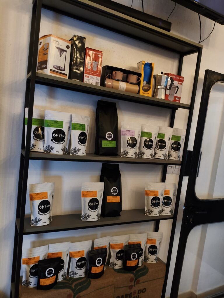 Foto da prateleira interna de cafés especiais